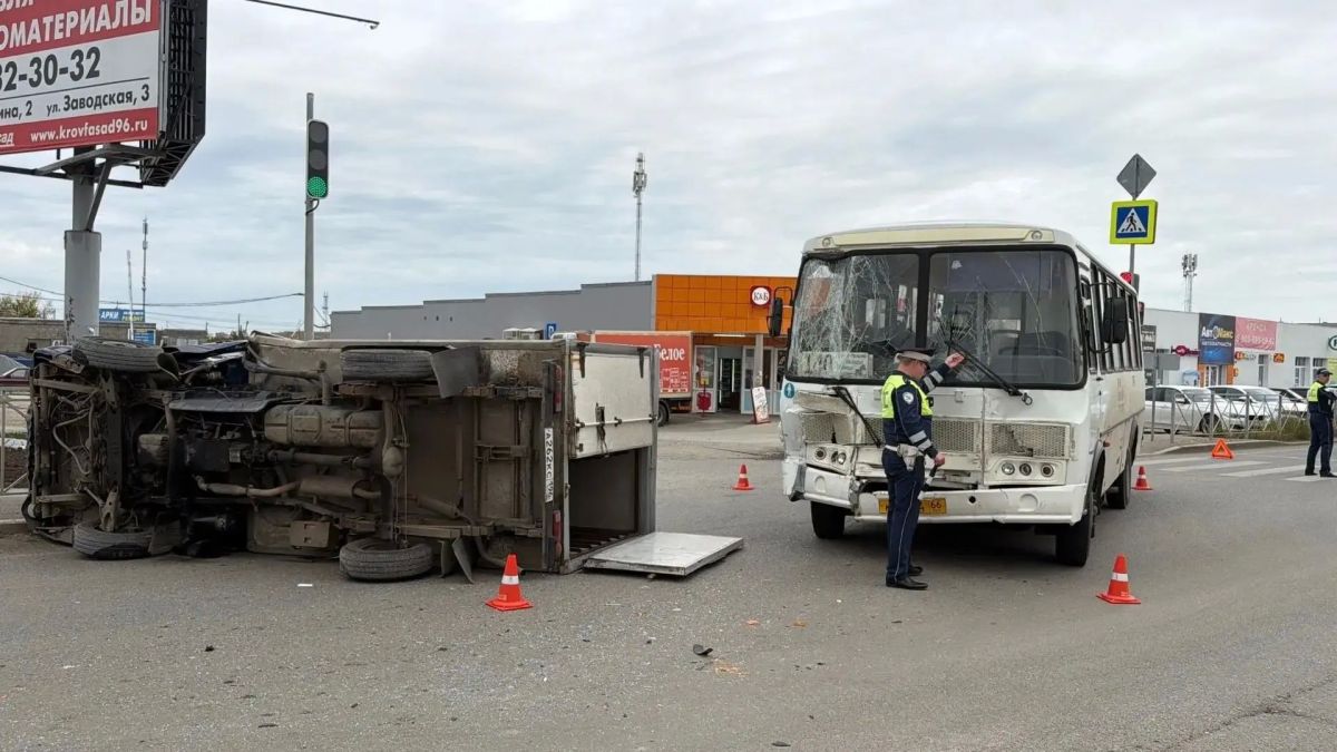 Три человека пострадали в ДТП с участием рейсового автобуса Три человека пострадали в ДТП с участием рейсового автобуса