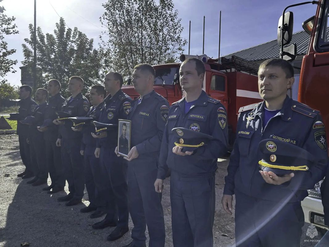 Сегодня в г.Екатеринбурге в память о трагически ушедшем Министре МЧС России Евгении Зиничеве прошла панихида в Храме-Памятнике на Крови во имя Всех Святых в Земле Российской Просиявших Сегодня в г.Екатеринбурге в память о трагически ушедшем Министре МЧС России Евгении Зиничеве прошла панихида в Храме-Памятнике на Крови во имя Всех Святых в Земле Российской Просиявших