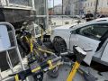 В центре Екатеринбурга Volvo вылетела на тротуар и врезалась в фасад ТЦ