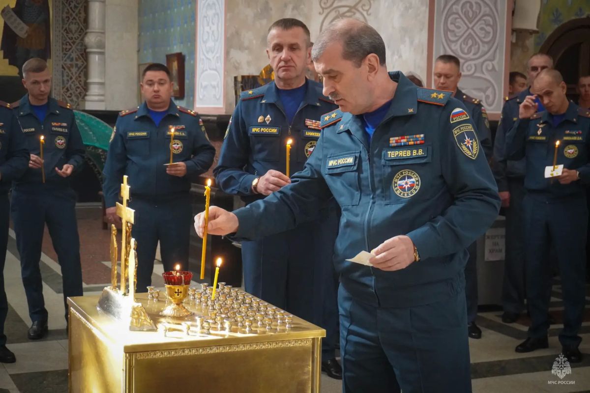 Сегодня в г.Екатеринбурге в память о трагически ушедшем Министре МЧС России Евгении Зиничеве прошла панихида в Храме-Памятнике на Крови во имя Всех Святых в Земле Российской Просиявших Сегодня в г.Екатеринбурге в память о трагически ушедшем Министре МЧС России Евгении Зиничеве прошла панихида в Храме-Памятнике на Крови во имя Всех Святых в Земле Российской Просиявших