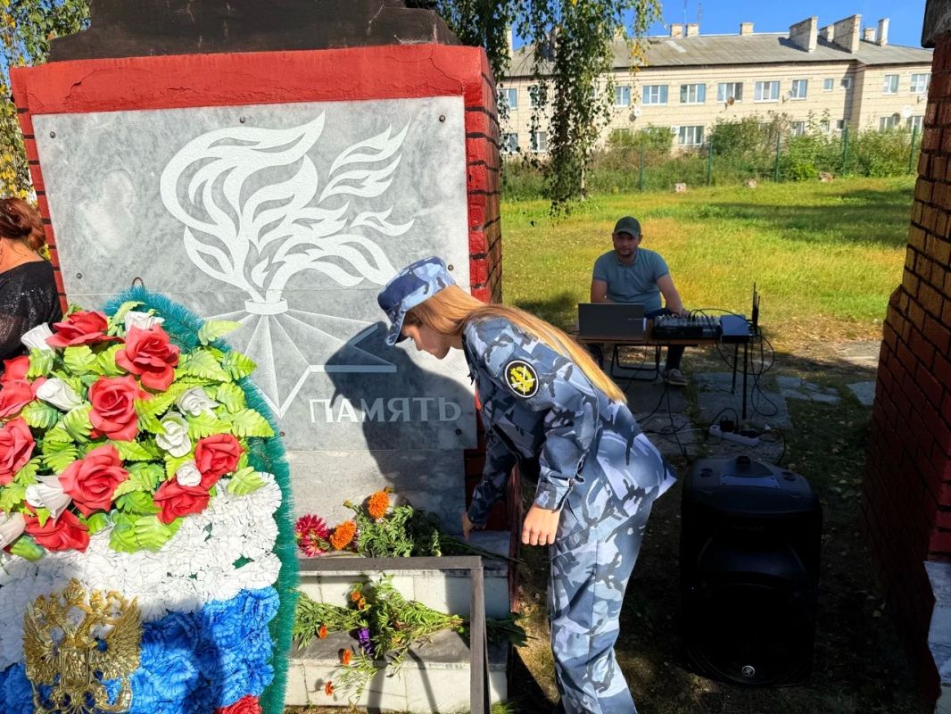 В КП-45 прошла акция «Цветы героям» В КП-45 прошла акция «Цветы героям»