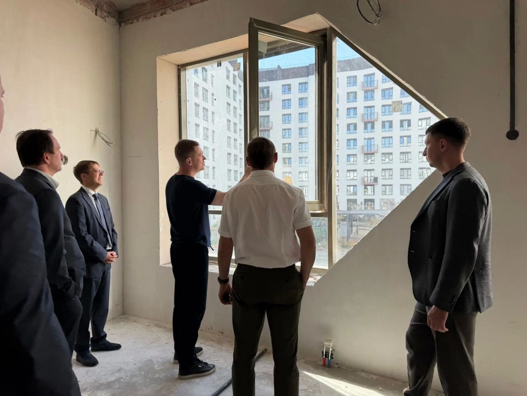 Завершается остекление детского сада-подковы в Солнечном микрорайоне Екатеринбурга Завершается остекление детского сада-подковы в Солнечном микрорайоне Екатеринбурга