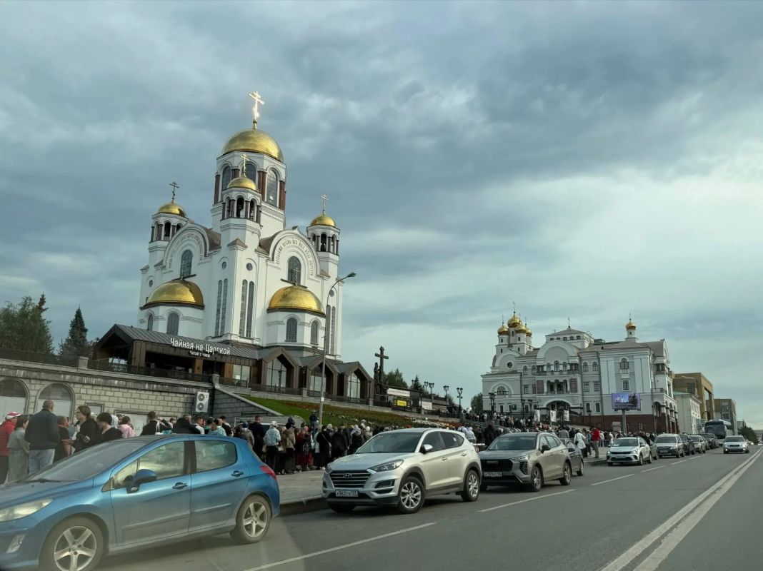 Екатеринбуржцы выстроились в огромную очередь в Храм-на-Крови
