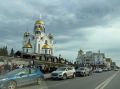 Екатеринбуржцы выстроились в огромную очередь в Храм-на-Крови
