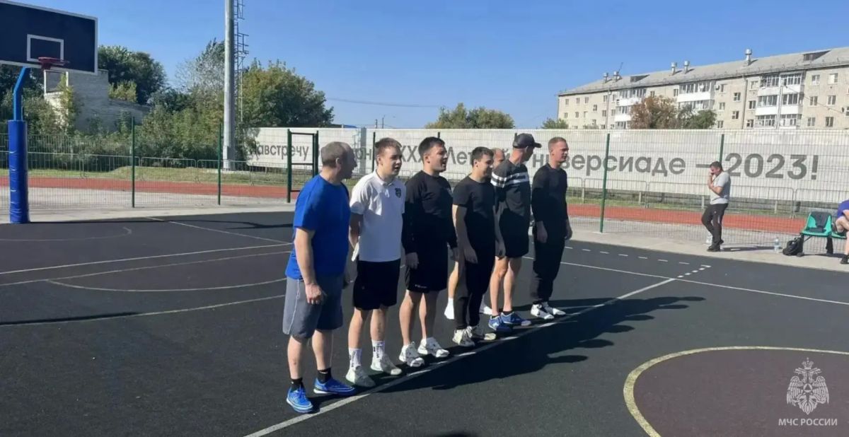 Сила — в команде!. В Ирбите у 54 пожарно-спасательного отряда прошёл волейбольный турнир, объединивший 6 команд огнеборцев Сила — в команде!. В Ирбите у 54 пожарно-спасательного отряда прошёл волейбольный турнир, объединивший 6 команд огнеборцев