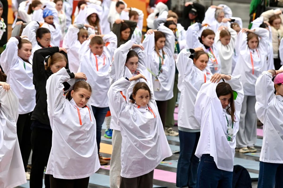 Участники Международного фестиваля молодежи начали воскресное утро с рекордной зарядки Участники Международного фестиваля молодежи начали воскресное утро с рекордной зарядки