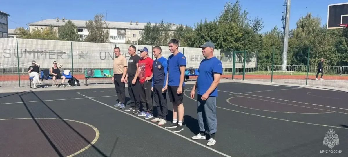 Сила — в команде!. В Ирбите у 54 пожарно-спасательного отряда прошёл волейбольный турнир, объединивший 6 команд огнеборцев