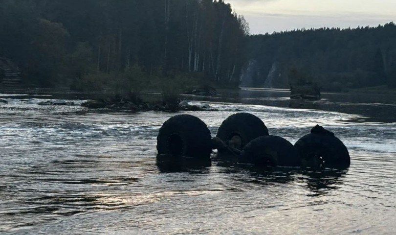 В Ивдельском округе водитель погиб при попытке переехать реку Сосьву на УАЗе