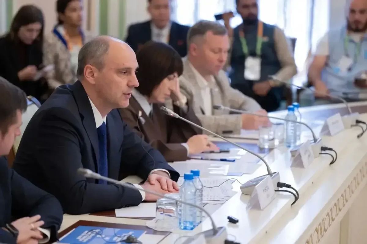 Денис Паслер: Сегодня встретился с руководителями иностранных органов власти, которые в своих странах курируют вопросы молодежной политики