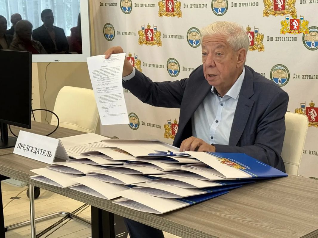 Первые 15 общественных наблюдателей получили направления на избирательные участки Первые 15 общественных наблюдателей получили направления на избирательные участки