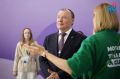 Глава Екатеринбурга оценил интерактивные возможности стенда Россотрудничества на МФМ-2026