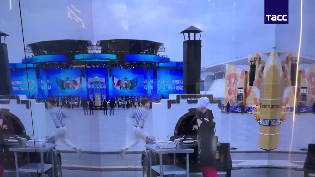 "Ростелеком" организовал на площадке Международного фестиваля молодежи в Екатеринбурге акробатический перформанс с "цифровой лестницей" и батутом, передает корреспондент ТАСС.
