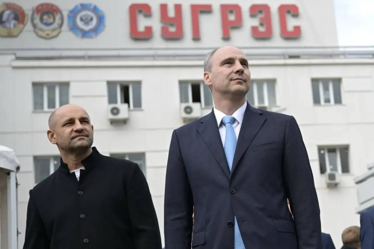 Губернатор Свердловской области Денис Паслер и полномочный представитель Президента РФ в УрФО Артем Жога поблагодарили коллектив и ветеранов Среднеуральской государственной районной электростанции за преданность профессии и... Губернатор Свердловской области Денис Паслер и полномочный представитель Президента РФ в УрФО Артем Жога поблагодарили коллектив и ветеранов Среднеуральской государственной районной электростанции за преданность профессии и...