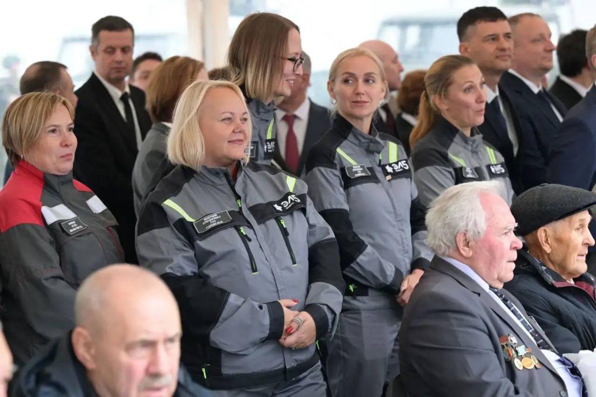 Губернатор Свердловской области Денис Паслер и полномочный представитель Президента РФ в УрФО Артем Жога поблагодарили коллектив и ветеранов Среднеуральской государственной районной электростанции за преданность профессии и...