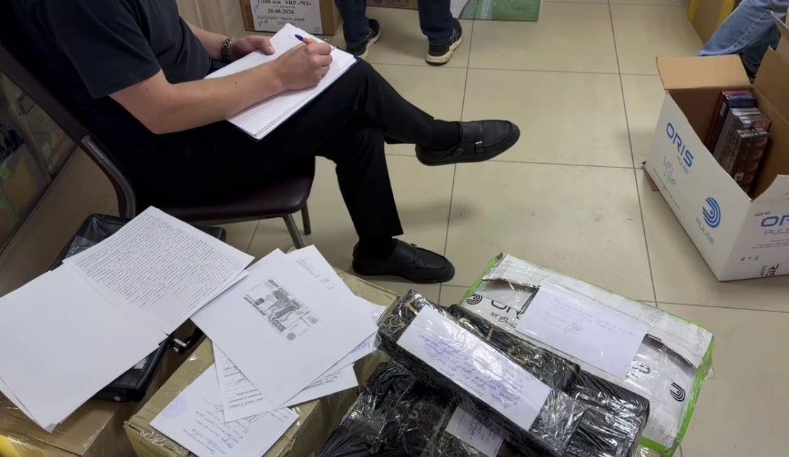 В Первоуральске общественники и силовики нашли фунфырики и сигареты без акцизных марок В Первоуральске общественники и силовики нашли фунфырики и сигареты без акцизных марок