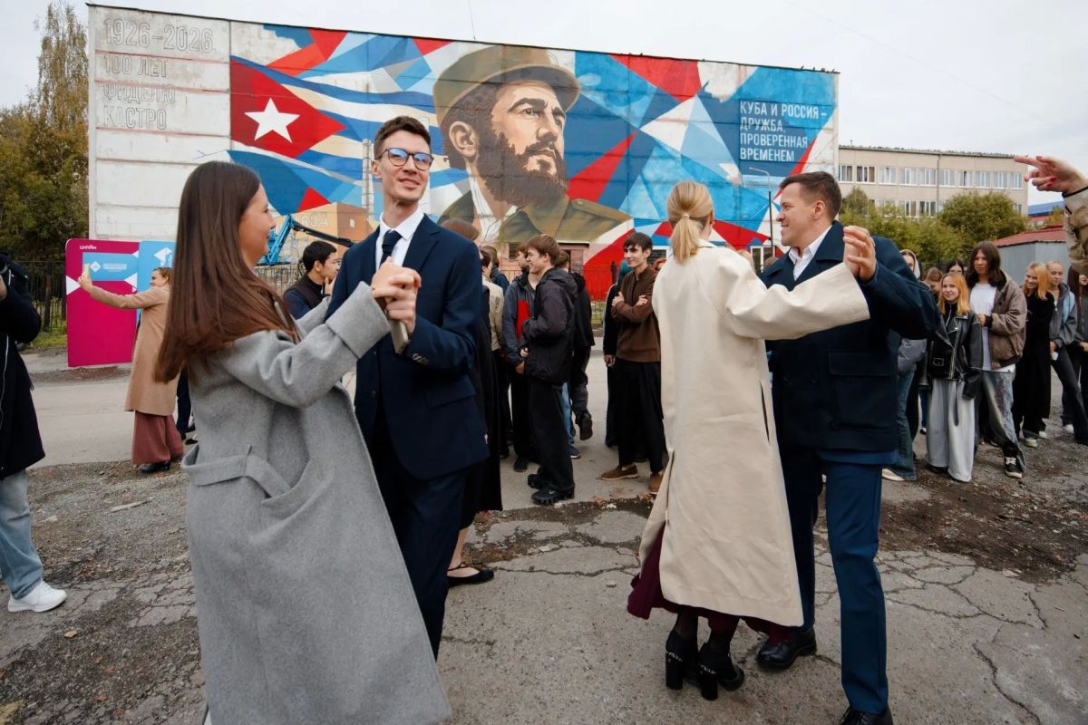 В Екатеринбурге появился мурал, посвященный визиту Фиделя Кастро на Средний Урал В Екатеринбурге появился мурал, посвященный визиту Фиделя Кастро на Средний Урал