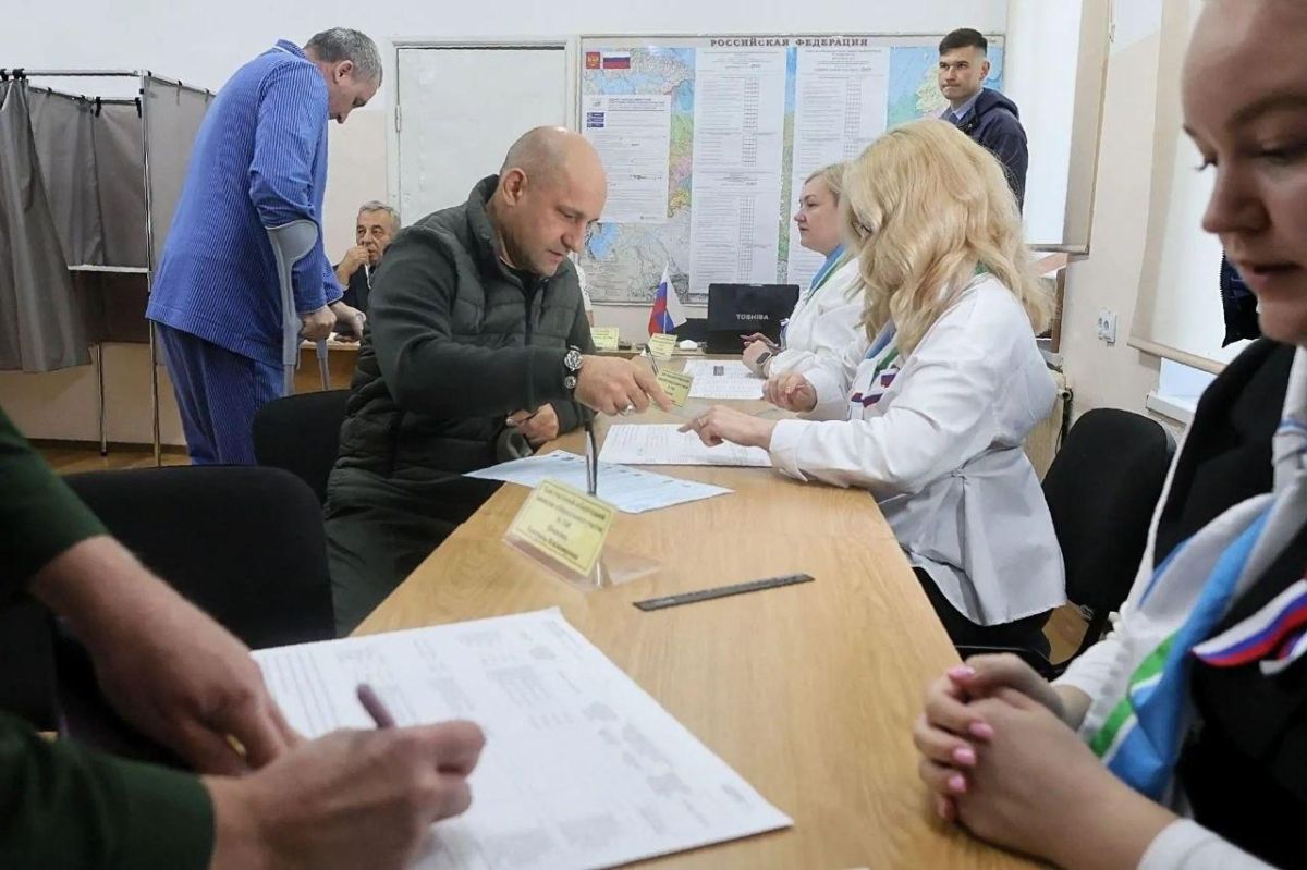 Известные свердловчане приняли участие в выборах в первый день голосования Известные свердловчане приняли участие в выборах в первый день голосования