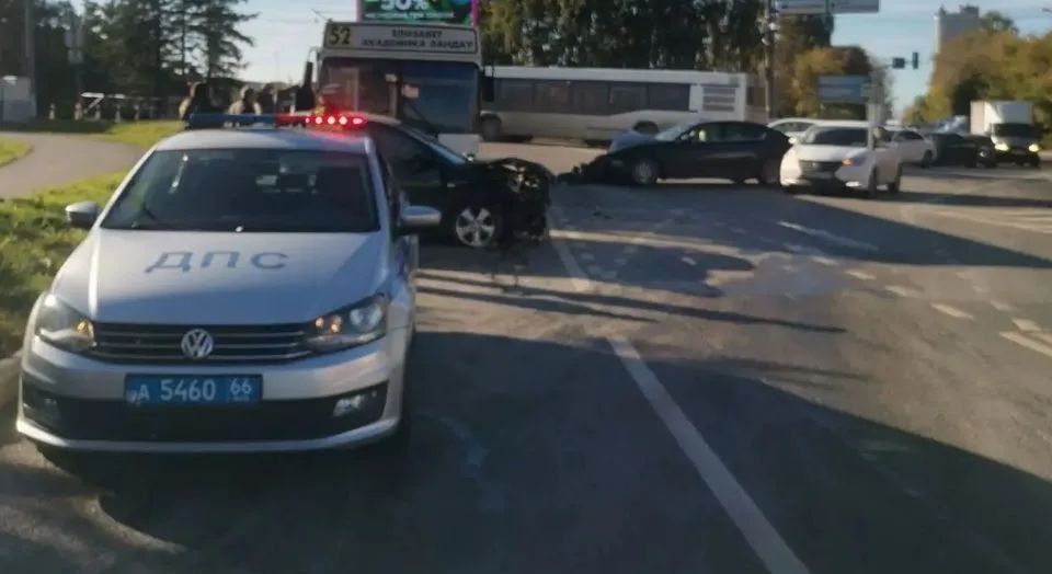 В Екатеринбурге на Титова и Селькоровской Lexus спровоцировал ДТП с автобусом и двумя машинами