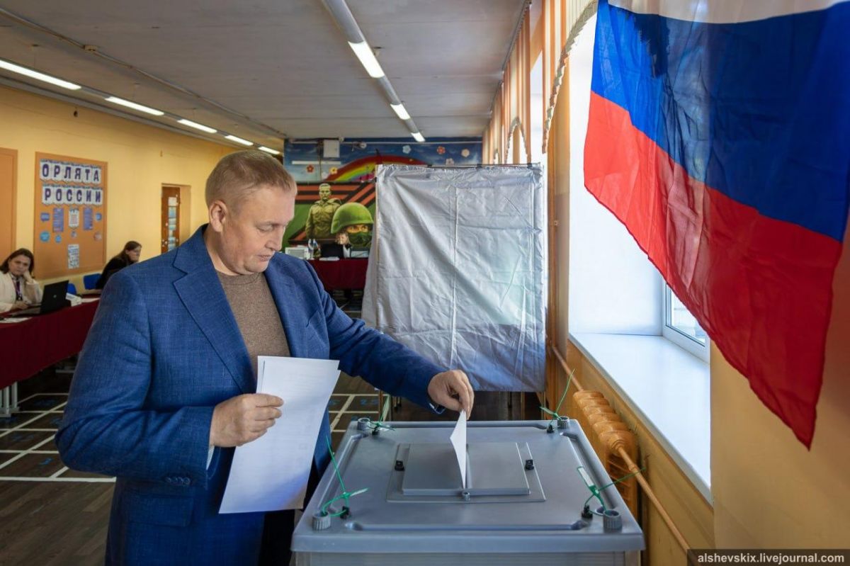Известные свердловчане приняли участие в выборах в первый день голосования Известные свердловчане приняли участие в выборах в первый день голосования