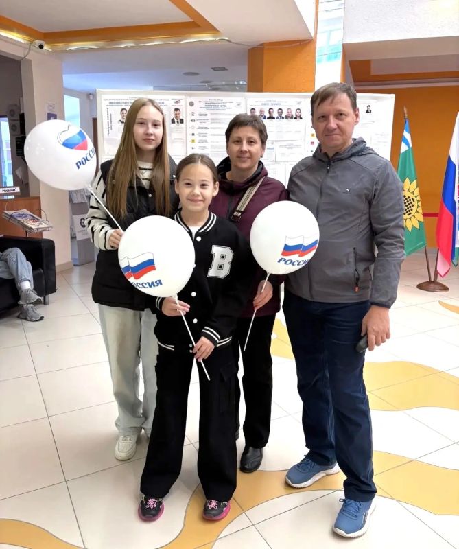 На многих избирательных участках сегодня праздничная атмосфера! Помещения для голосования украшены, члены участковых комиссий стараются сделать всё, чтобы приходить на выборы было приятно и комфортно На многих избирательных участках сегодня праздничная атмосфера! Помещения для голосования украшены, члены участковых комиссий стараются сделать всё, чтобы приходить на выборы было приятно и комфортно