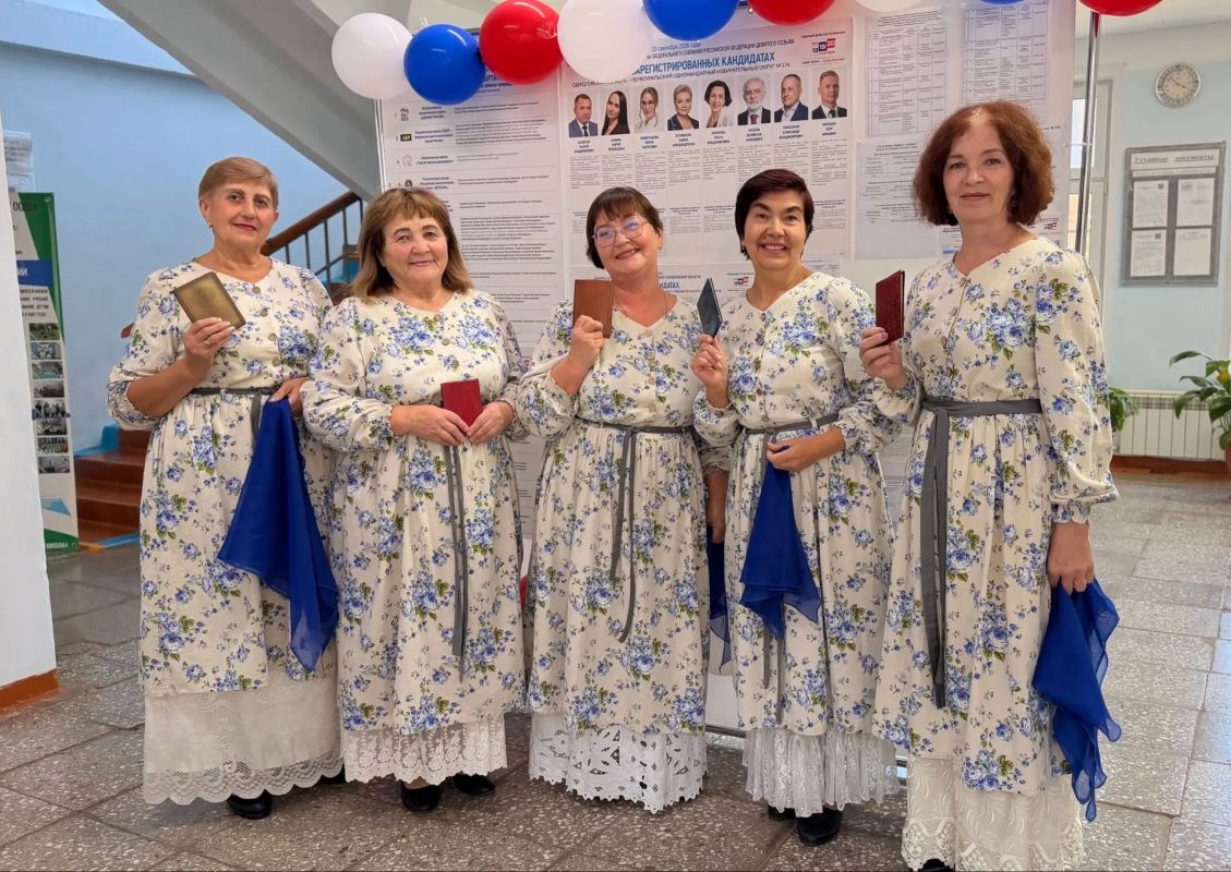 На многих избирательных участках сегодня праздничная атмосфера! Помещения для голосования украшены, члены участковых комиссий стараются сделать всё, чтобы приходить на выборы было приятно и комфортно На многих избирательных участках сегодня праздничная атмосфера! Помещения для голосования украшены, члены участковых комиссий стараются сделать всё, чтобы приходить на выборы было приятно и комфортно