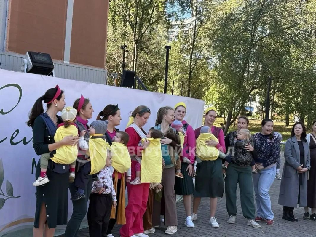 Двойняшки, беременные и слингомамы: необычный парад прошёл в Екатеринбурге Двойняшки, беременные и слингомамы: необычный парад прошёл в Екатеринбурге