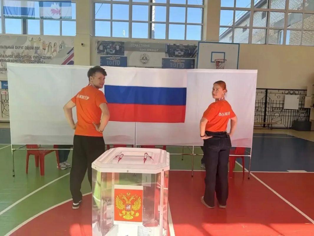 Волонтеры работают на избирательных участках Свердловской области Волонтеры работают на избирательных участках Свердловской области