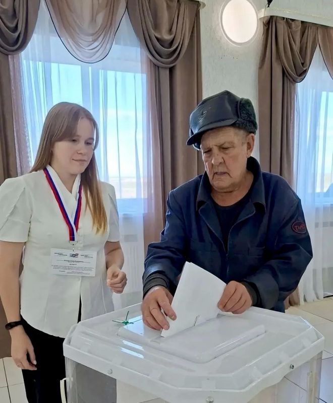 Когда помощь рядом: волонтеры выборов встречают избирателей на избирательных участках Когда помощь рядом: волонтеры выборов встречают избирателей на избирательных участках