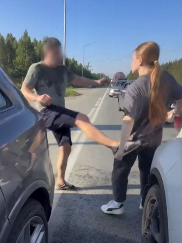 Плюнул в лицо и пнул по ягодице: мужчина напал на девушек на Режевском тракте