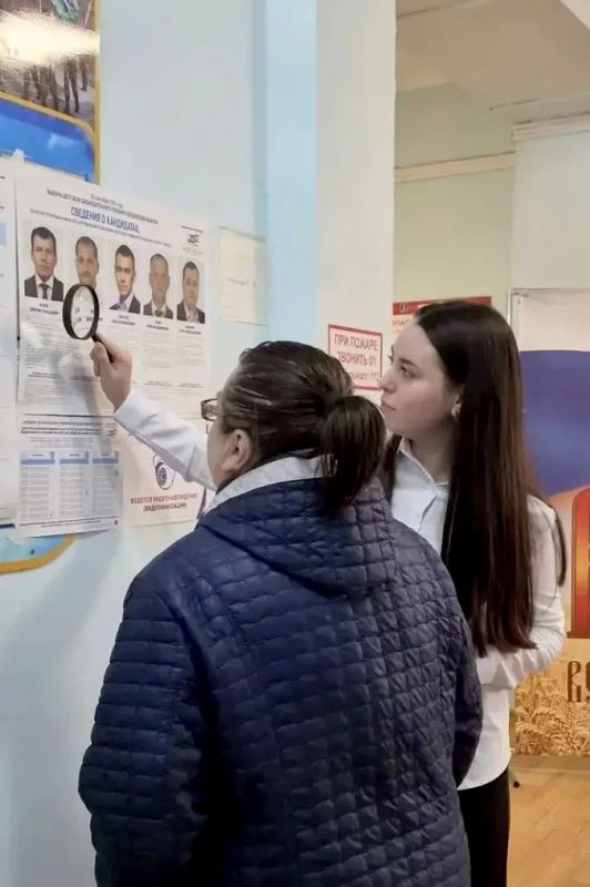 Когда помощь рядом: волонтеры выборов встречают избирателей на избирательных участках Когда помощь рядом: волонтеры выборов встречают избирателей на избирательных участках