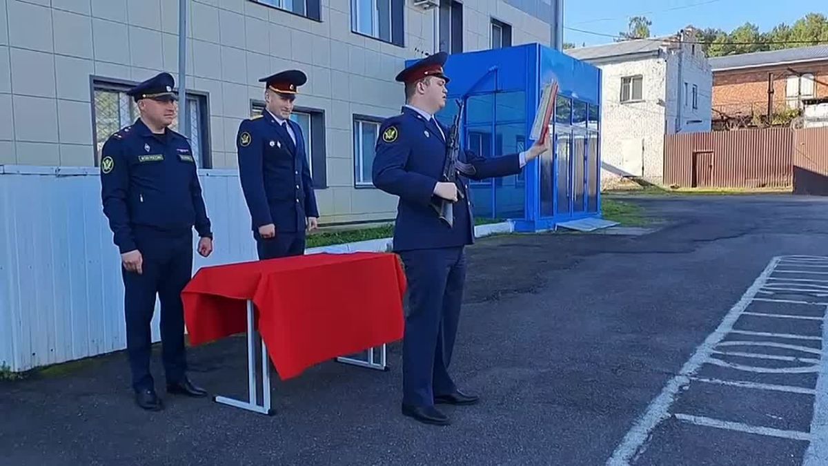 Молодые сотрудники ИК-12 приняли Присягу