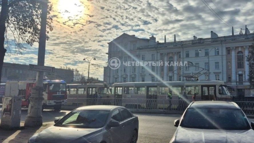 «Из-под трамвая торчали только ноги»: 16-летняя девушка попала под вагон в Екатеринбурге «Из-под трамвая торчали только ноги»: 16-летняя девушка попала под вагон в Екатеринбурге
