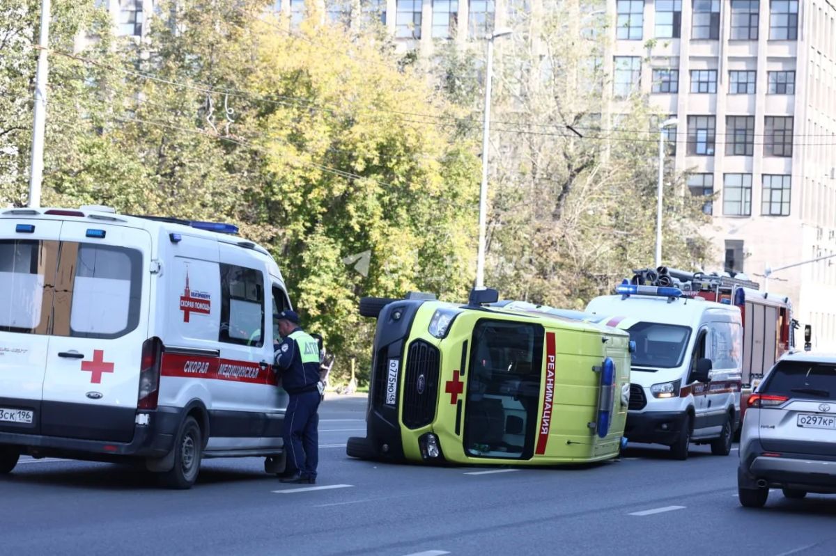 Реанимобиль с беременной пациенткой перевернулся в центре Екатеринбурга