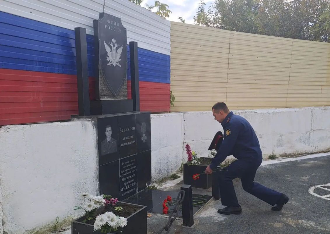 В Кировградской ВК почтили память сотрудников, погибших при исполнении служебных обязанностей В Кировградской ВК почтили память сотрудников, погибших при исполнении служебных обязанностей