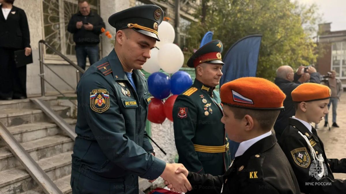 В уральском техникуме «Рифей» юные кадеты приняли клятву и получили первые погоны В уральском техникуме «Рифей» юные кадеты приняли клятву и получили первые погоны