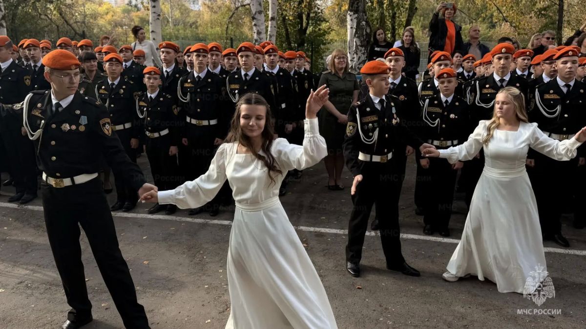В уральском техникуме «Рифей» юные кадеты приняли клятву и получили первые погоны В уральском техникуме «Рифей» юные кадеты приняли клятву и получили первые погоны