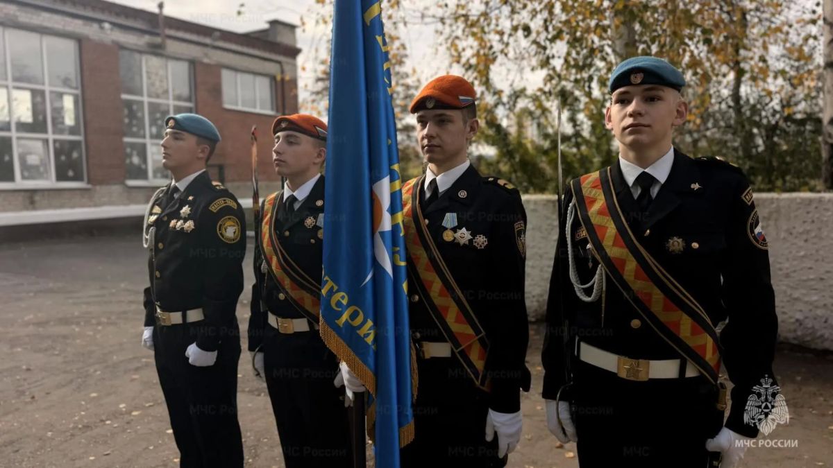 В уральском техникуме «Рифей» юные кадеты приняли клятву и получили первые погоны В уральском техникуме «Рифей» юные кадеты приняли клятву и получили первые погоны