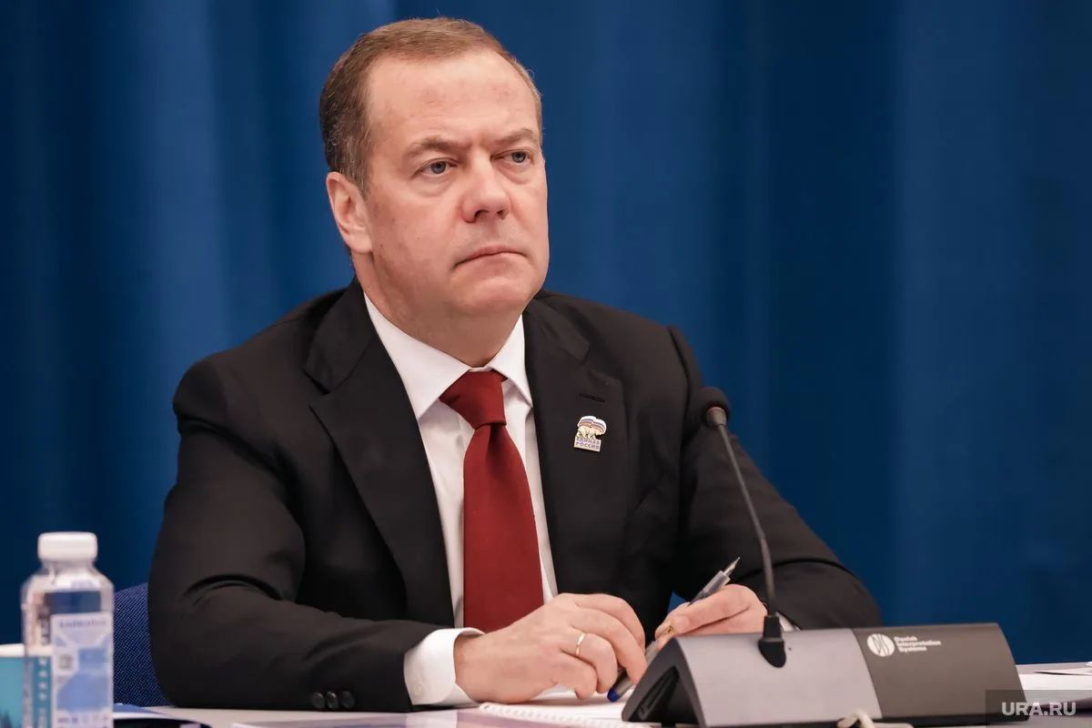Медведев предложил уральцам статусные посты в Госдуме Медведев предложил уральцам статусные посты в Госдуме