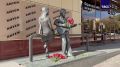 Жители Екатеринбурга несут цветы к памятнику актеру и барду Владимиру Высоцкому и актрисе Марине Влади