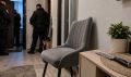 В Екатеринбурге мужчина украл стул и угрожал ножом жене и полицейскому