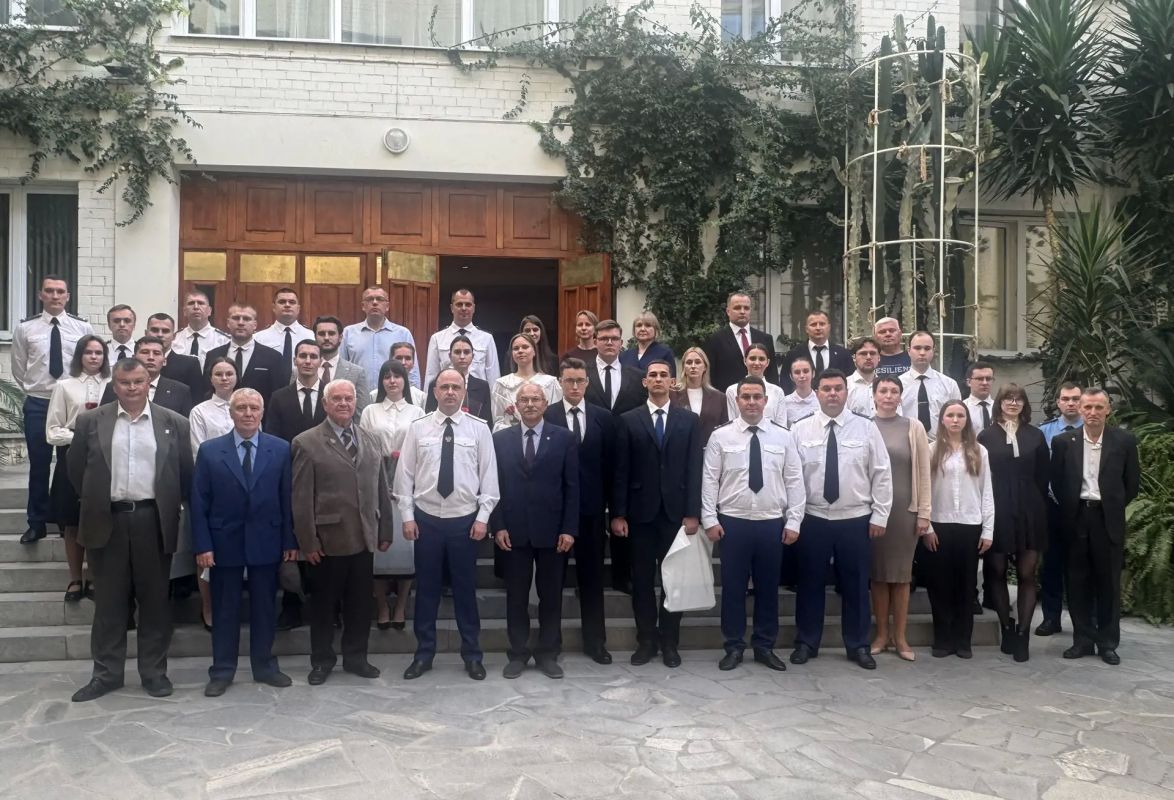 Сегодня, 29 сентября 2026 года, пройдя успешно свою первую аттестацию, в прокуратуре Свердловской области приняли Присягу прокурора шестеро молодых сотрудников, а еще 16 специалистам были вручены их первые погоны Сегодня, 29 сентября 2026 года, пройдя успешно свою первую аттестацию, в прокуратуре Свердловской области приняли Присягу прокурора шестеро молодых сотрудников, а еще 16 специалистам были вручены их первые погоны