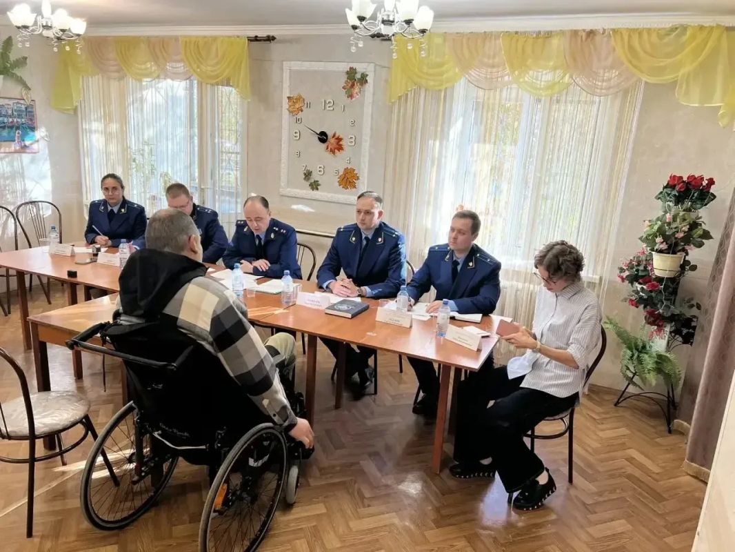 Сегодня, 29 сентября 2026 года, прокурор Свердловской области Борис Крылов провёл личный приём жителей Асбестовского и Малышевского муниципальных округов и городского округа Рефтинский Сегодня, 29 сентября 2026 года, прокурор Свердловской области Борис Крылов провёл личный приём жителей Асбестовского и Малышевского муниципальных округов и городского округа Рефтинский