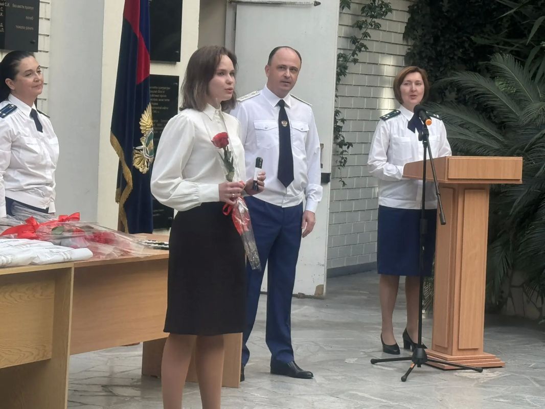 Сегодня, 29 сентября 2026 года, пройдя успешно свою первую аттестацию, в прокуратуре Свердловской области приняли Присягу прокурора шестеро молодых сотрудников, а еще 16 специалистам были вручены их первые погоны Сегодня, 29 сентября 2026 года, пройдя успешно свою первую аттестацию, в прокуратуре Свердловской области приняли Присягу прокурора шестеро молодых сотрудников, а еще 16 специалистам были вручены их первые погоны