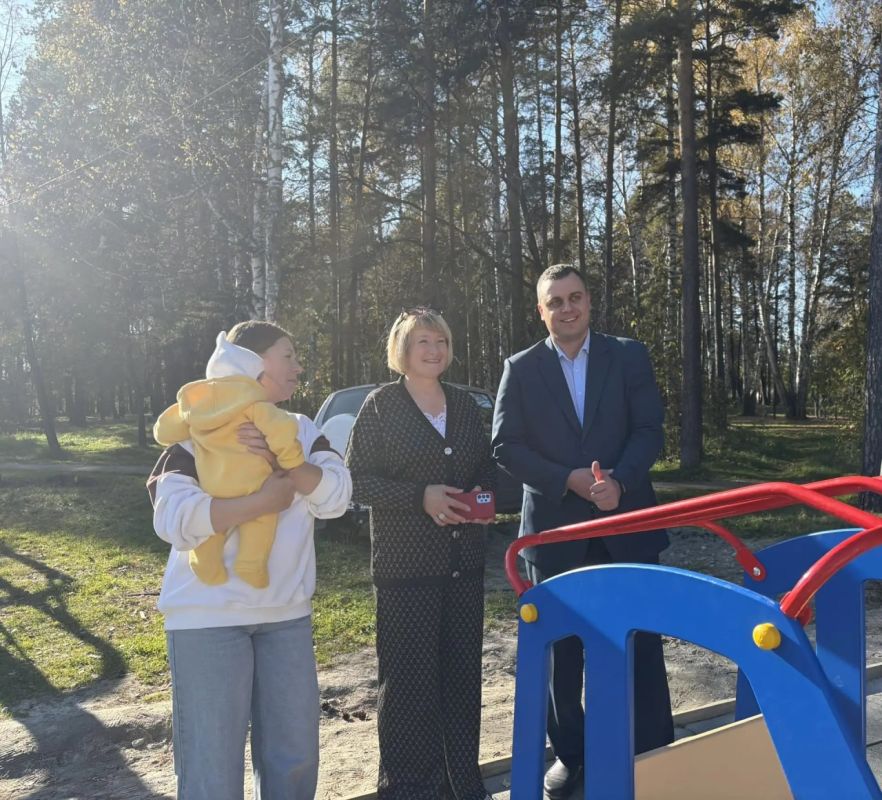 Новую детскую площадку открыли в парке у «Волны» в Среднеуральске Новую детскую площадку открыли в парке у «Волны» в Среднеуральске