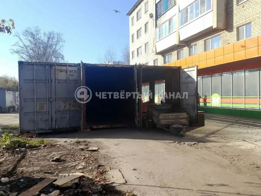 На незаконные контейнеры под окнами жалуются жильцы дома в микрорайоне Кольцово На незаконные контейнеры под окнами жалуются жильцы дома в микрорайоне Кольцово