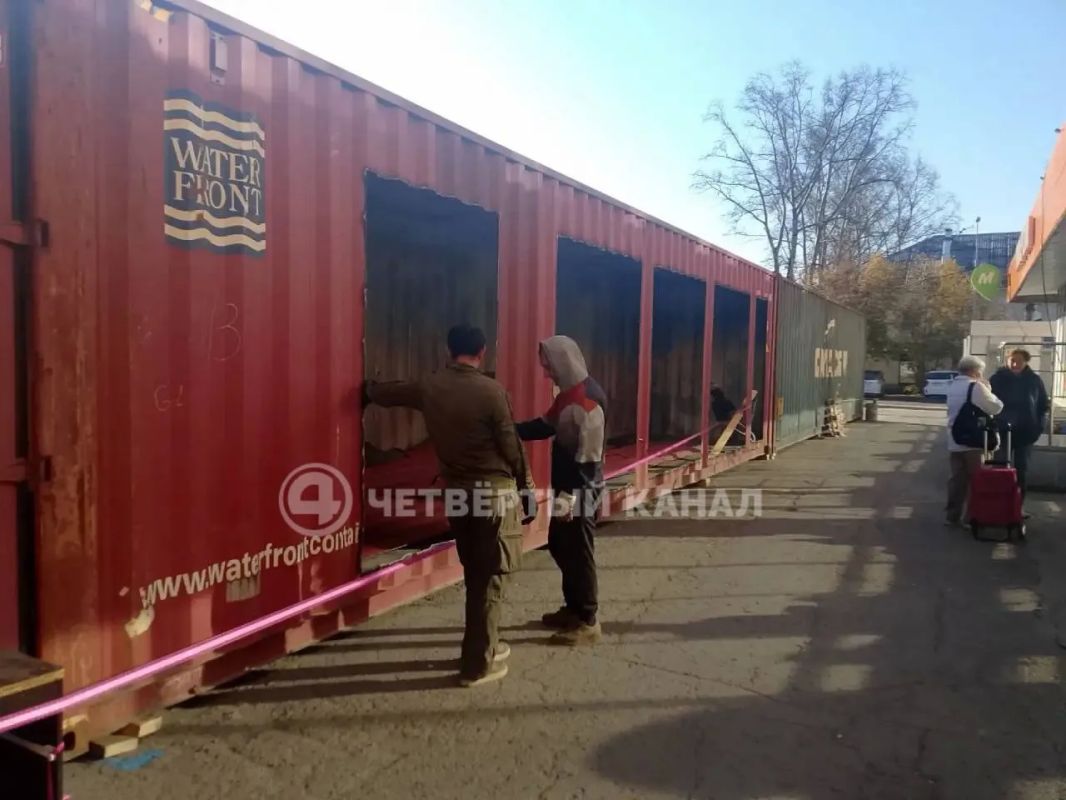 На незаконные контейнеры под окнами жалуются жильцы дома в микрорайоне Кольцово На незаконные контейнеры под окнами жалуются жильцы дома в микрорайоне Кольцово