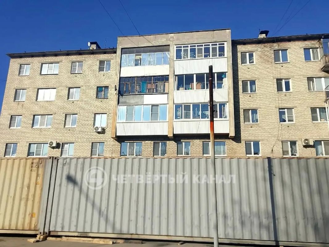 На незаконные контейнеры под окнами жалуются жильцы дома в микрорайоне Кольцово На незаконные контейнеры под окнами жалуются жильцы дома в микрорайоне Кольцово