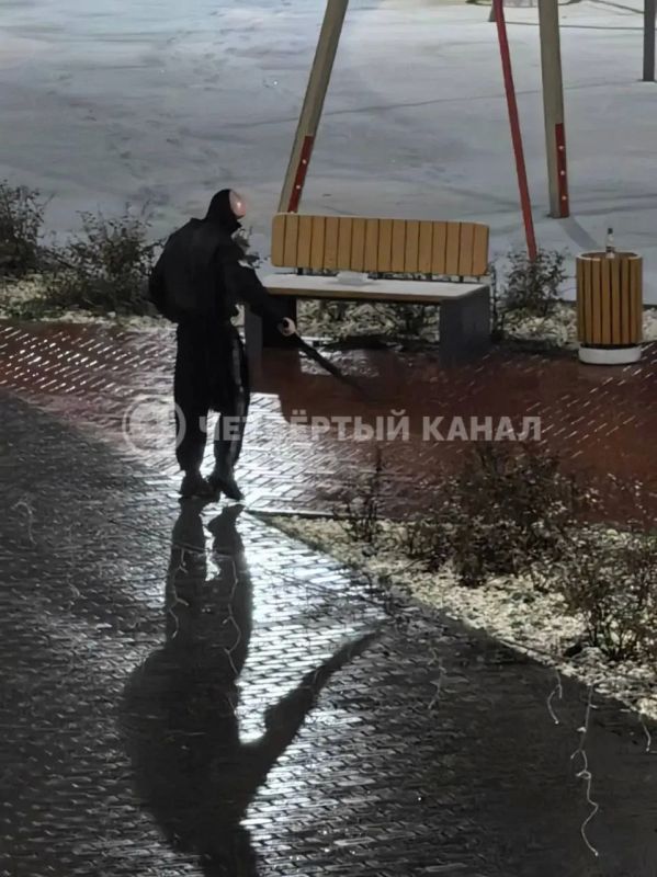Мужчина в балаклаве устроил стрельбу в Академическом Мужчина в балаклаве устроил стрельбу в Академическом
