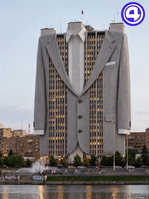 Правительство в Brioni, «Высоцкий» в платье: какой стиль подходит главным зданиям Екатеринбурга Правительство в Brioni, «Высоцкий» в платье: какой стиль подходит главным зданиям Екатеринбурга