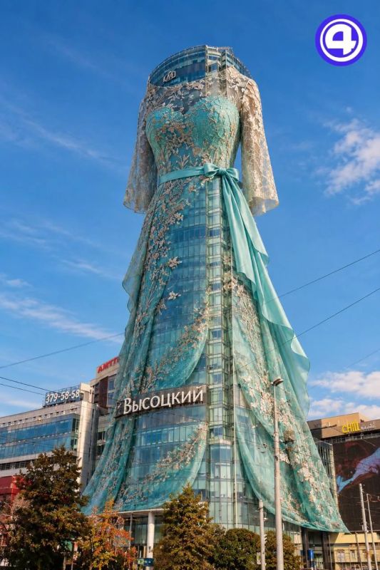 Правительство в Brioni, «Высоцкий» в платье: какой стиль подходит главным зданиям Екатеринбурга Правительство в Brioni, «Высоцкий» в платье: какой стиль подходит главным зданиям Екатеринбурга